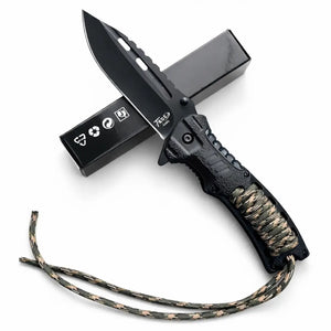 O Canivete Tático Talon aberto mostrado na diagonal, ele está apoiado em cima da sua caixa