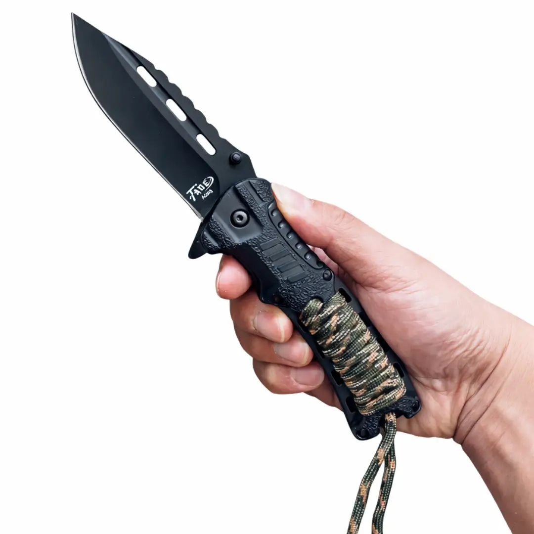 Uma mão segurando o Canivete Tático Talon na diagonal, com o fundo branco