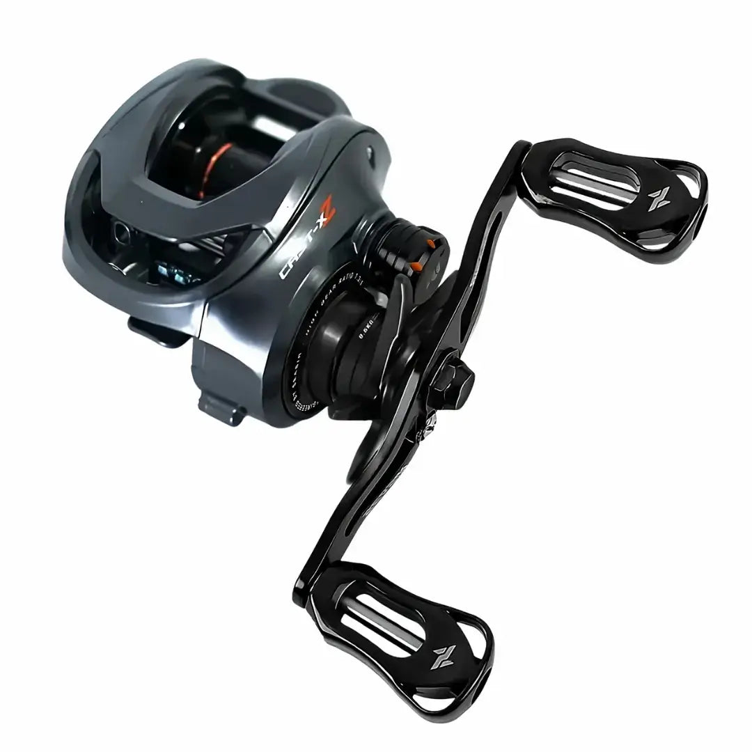 A Carretilha SEASIR Cast-X2 mostrada do lado esquerdo e com a sua manivela na mão esquerda