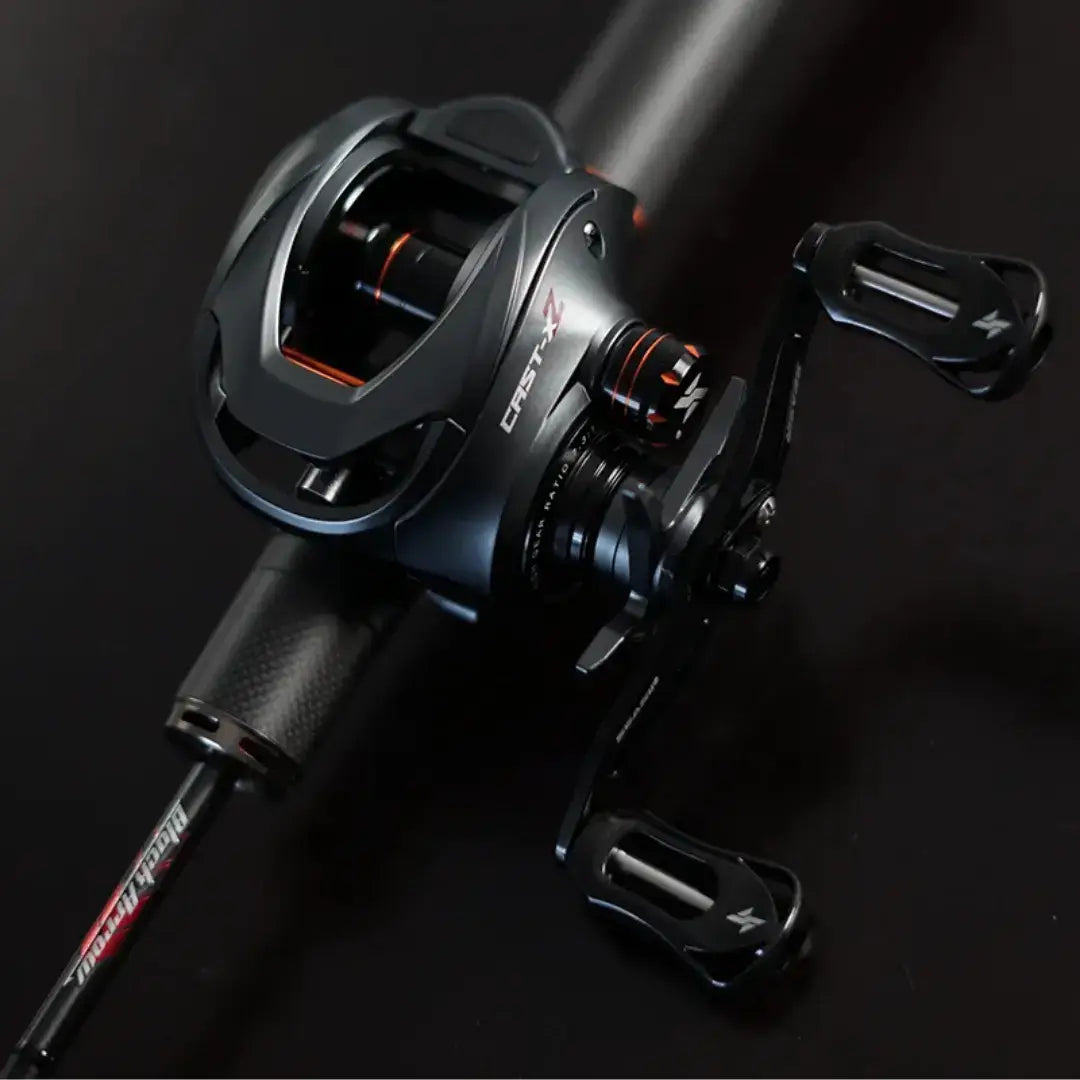 A Carretilha SEASIR Cast-X2 em foco montada sobre uma vara de pesca