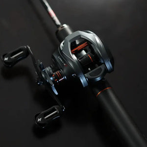 Carretilha SEASIR Cast-X2 montada em vara de pesca com detalhes em preto e laranja sobre fundo escuro