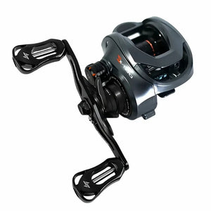 A Carretilha SEASIR Cast-X2 mostrada do lado direito e com a sua manivela na mão direita
