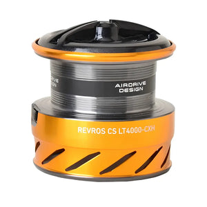 O carretel do Molinete Daiwa New Revros 1000 em foco, com seu design de borda rasa e aliviada