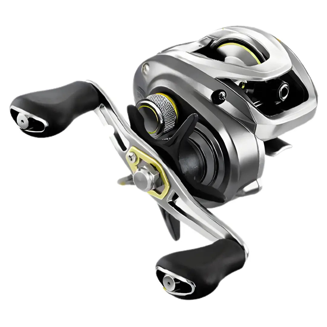 A Carretilha Daiwa Aird 80 mostrada na diagonal, com foco em sua estrela de freio ponto a ponto e em seu ajuste fino
