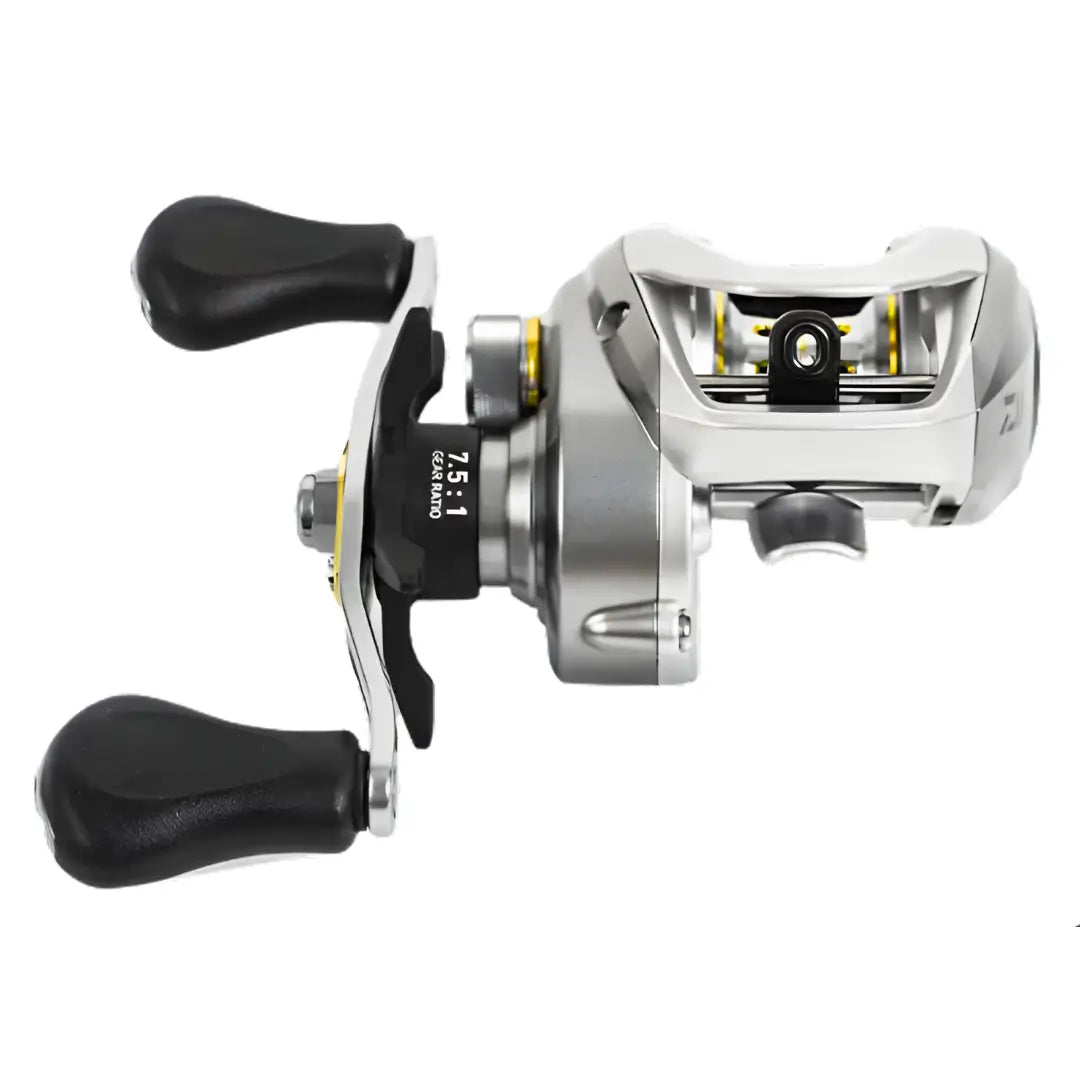 Carretilha Daiwa Aird 80 sendo apresentada de frente, com destaque para seu guia de linha e sua manivela do lado direito