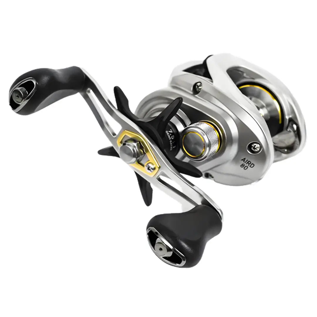 Carretilha Daiwa Aird 80 vista de lado, com foco em sua manivela aliviada em prata com detalhes dourados