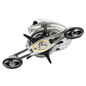 A Carretilha Daiwa Aird 80 sendo mostrada de lado, com o foco em sua manivela aliviada, e seus dois pegadores de borracha