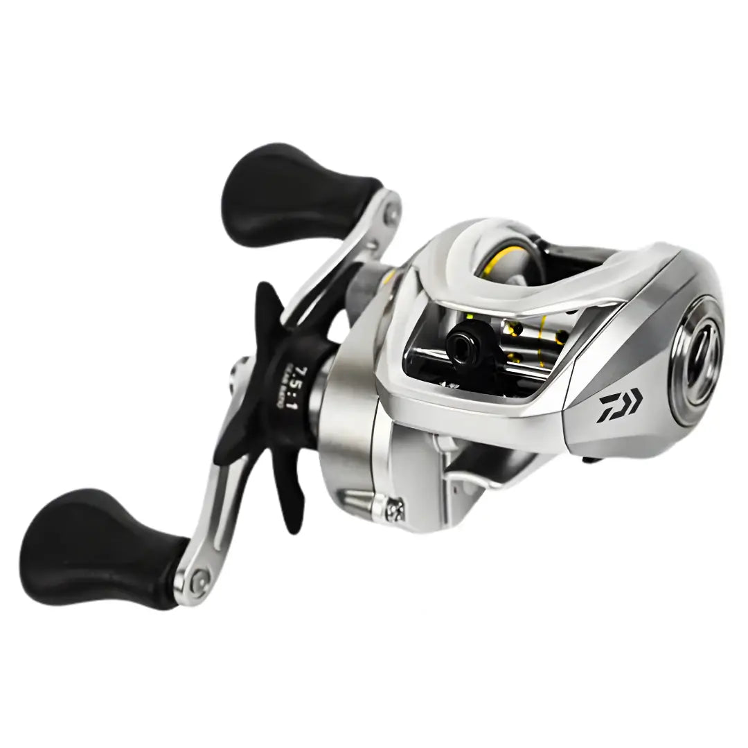 A Carretilha Daiwa Aird 80 em foco, com detalhe da marca Daiwa gravada na tampa lateral e seu freio de ajuste também sendo exibido