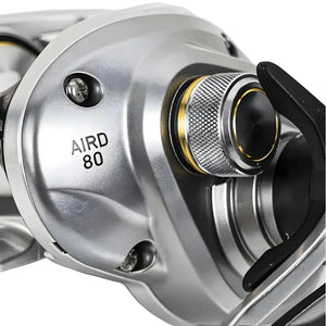 Zoom aproximado no nome "Aird 80" da Carretilha Daiwa Aird 80, também é possível ver seu ajuste de freio ponto a ponto e seu ajuste fino