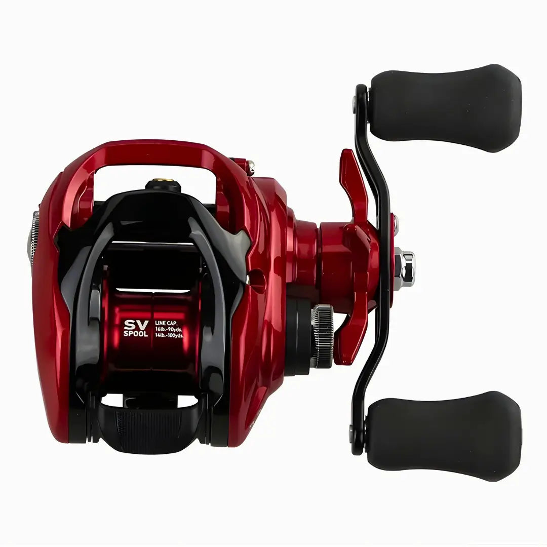 A Carretilha Daiwa Fuego SV CS vista de cima, com o carretel, ajuste fino e estrela da fricção em foco, além de sua manivela do lado direito