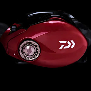 A Carretilha Daiwa Fuego SV CS vista de lado, com destaque para seu freio magnético e o símbolo da Daiwa na tampa lateral