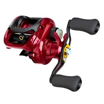 A Carretilha Daiwa Fuego SV CS vista na diagonal, com seu guia de linha, manivela e estrela de fricção em foco