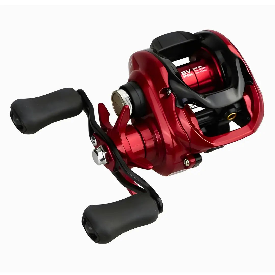 A Carretilha Daiwa Fuego SV CS mostrada de cima, com seu carretel, estrela da fricção e sua manivela aliviada em foco