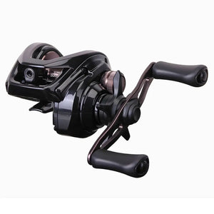 A Carretilha Daiwa PR100 Pro apresentada de lado, com sua manivela e sua estrela de ajuste fino em foco na câmera