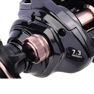 Zoom aproximado no ajuste de freio ponto a ponto da Carretilha Daiwa PR100 Pro, e ao lado tem sua velocidade de recolhimento gravado na carretilha