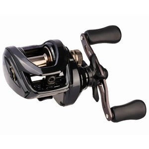 A Carretilha Daiwa PR100 Pro sendo exibida na diagonal, com a sua manivela do lado esquerdo da carretilha