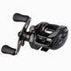 A Carretilha Daiwa PR100 Pro apresentada em frontal, mostrando toda sua construção e cores, com o símbolo da Daiwa na tampa lateral da carretilha