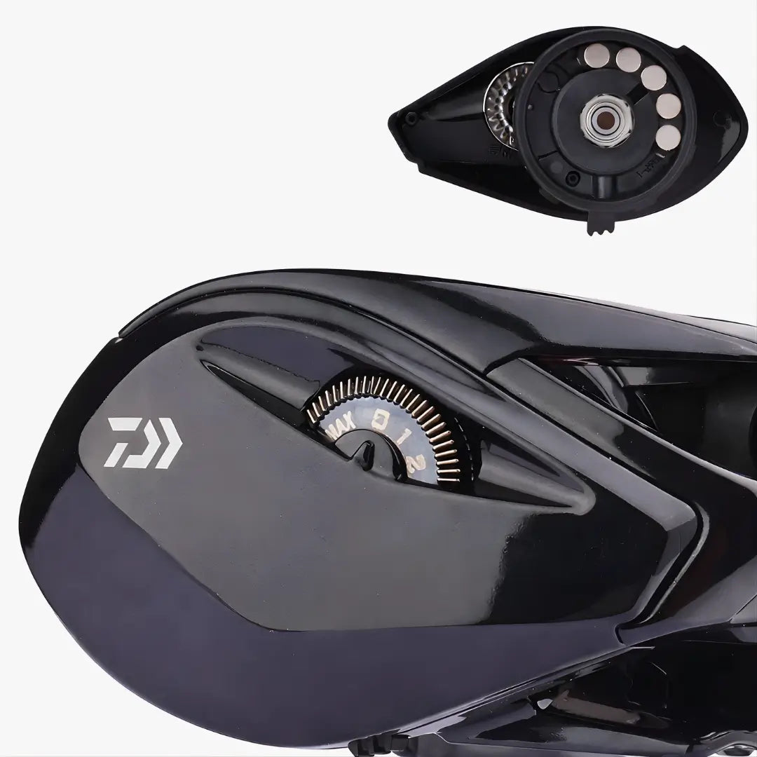 A tampa lateral da Carretilha Daiwa PR100 Pro no foco, mostrando seu sistema de freio magnético e seu ajuste fino do freio