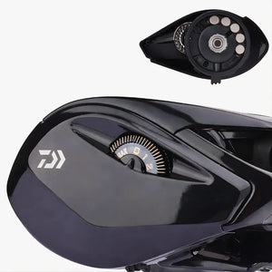 A tampa lateral da Carretilha Daiwa PR100 Pro no foco, mostrando seu sistema de freio magnético e seu ajuste fino do freio