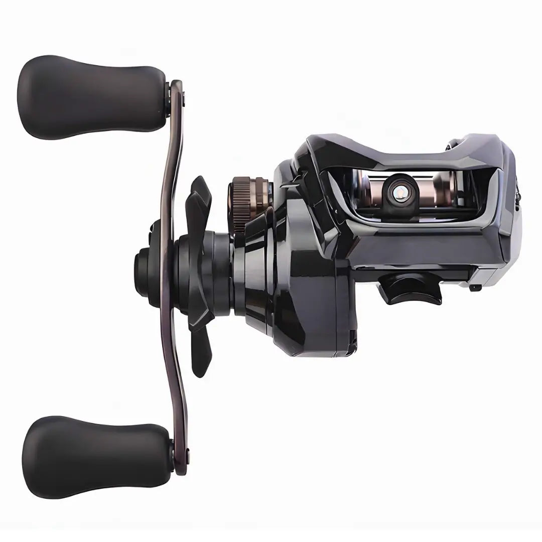 Uma visão de frente da Carretilha Daiwa PR100 Pro, com destaques para sua guia de linha e sua estrela do freio de ajuste fino