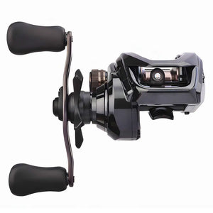 Uma visão de frente da Carretilha Daiwa PR100 Pro, com destaques para sua guia de linha e sua estrela do freio de ajuste fino
