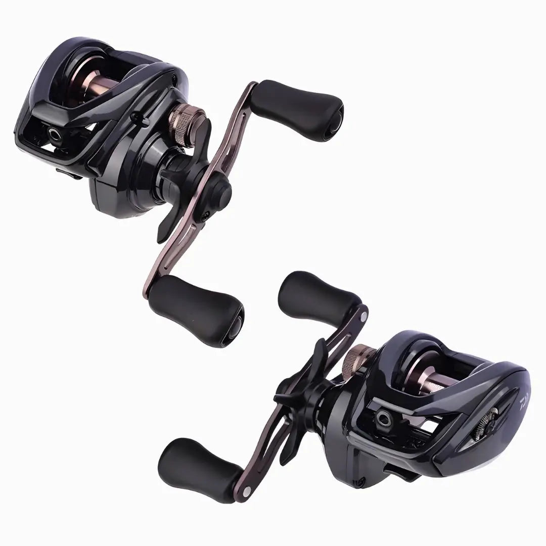 Duas Carretilha Daiwa PR100 Pro apresentada na imagem, cada uma em um ângulo diferente