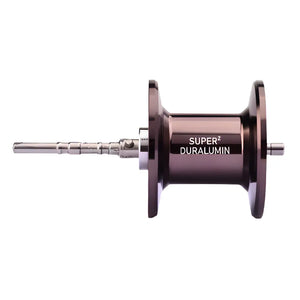 O carretel da Carretilha Daiwa PR100 Pro em foco, mostrando seu material feiro em duralumínio