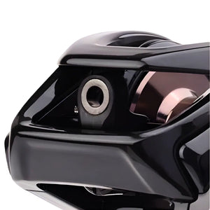 Zoom aproximado no guia de linha da Carretilha Daiwa PR100 Pro