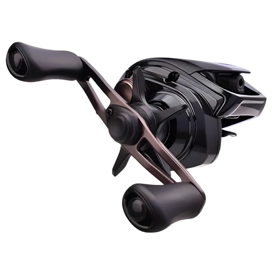 A Carretilha Daiwa PR100 Pro mostrada de lado, com sua manivela e seus pegadores emborrachados no foco