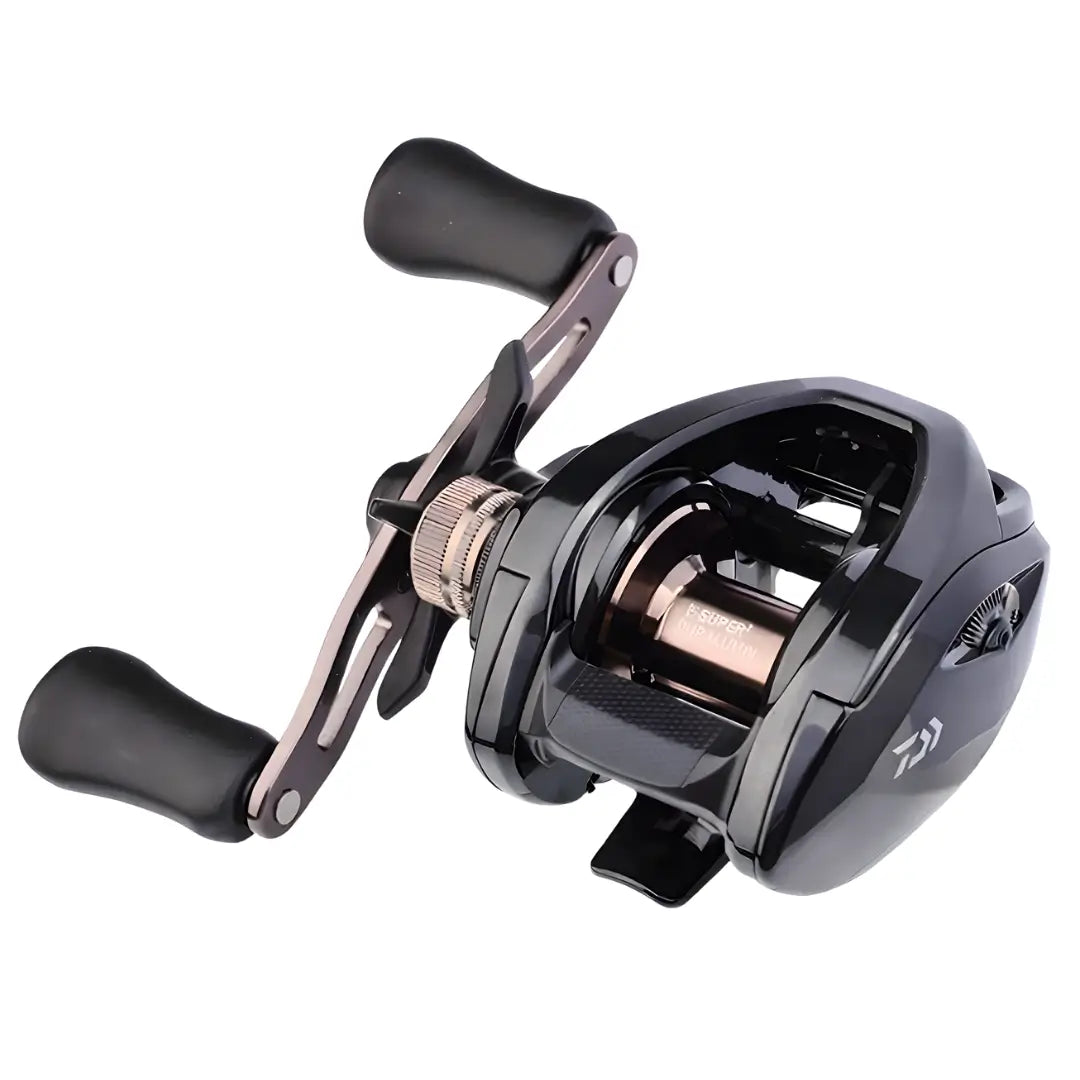 A Carretilha Daiwa PR100 Pro mostrada de costas, com destaque para a sua trava de arremesso e seu carretel em alumínio