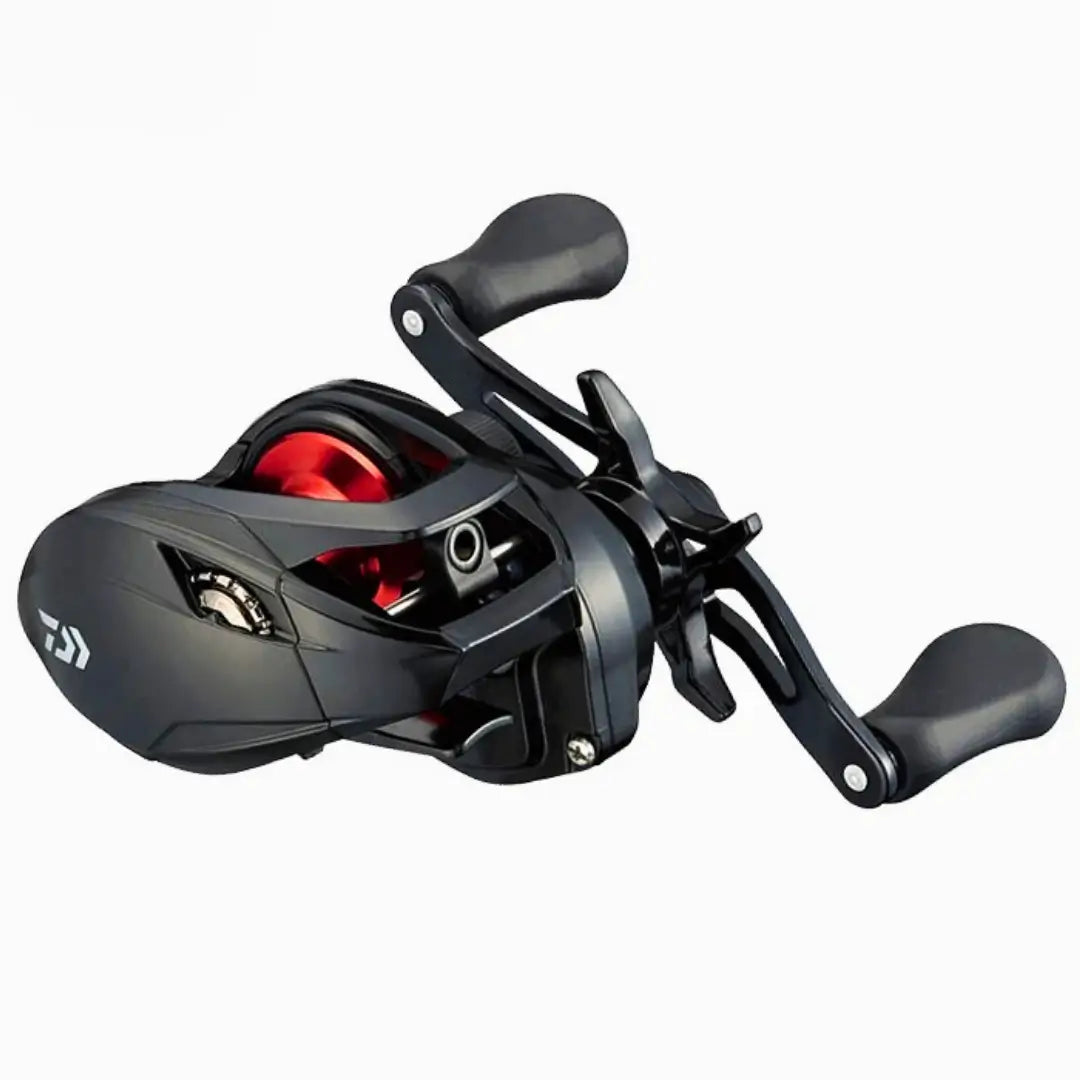 Carretilha de pesca Daiwa PR100H vista do lado direito, com sua manivela do lado esquerdo