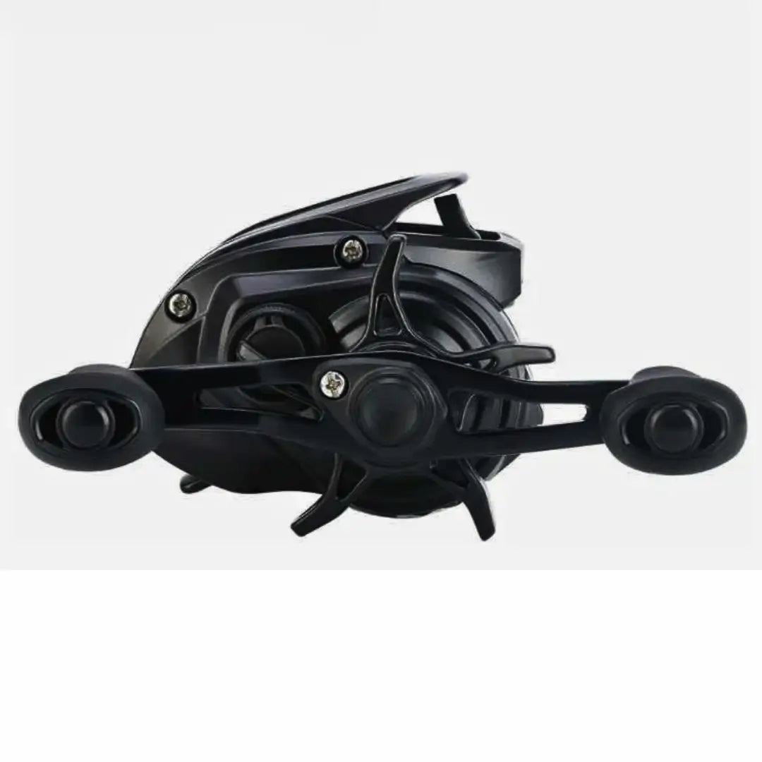 Vista lateral da Carretilha de Pesca Daiwa PR100H, mostrando sua manivela do lado direito