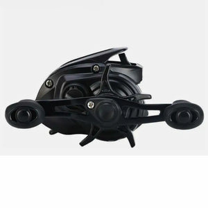 Vista lateral da Carretilha de Pesca Daiwa PR100H, mostrando sua manivela do lado direito