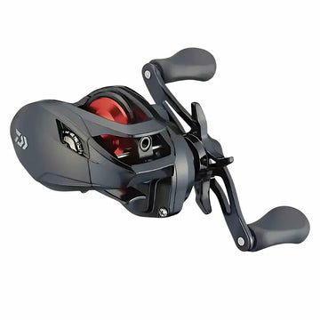 Carretilha de pesca Daiwa PR100H com a manivela na mão esquerda e sua estrela para ajuste do freio