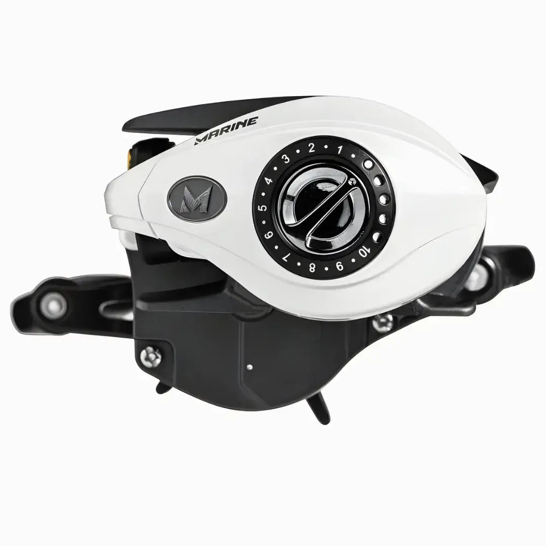 A Carretilha Marine Sports Brisa LS 8000 vista de lado, com o foco em seu ajuste de freio magnético ponto a ponto