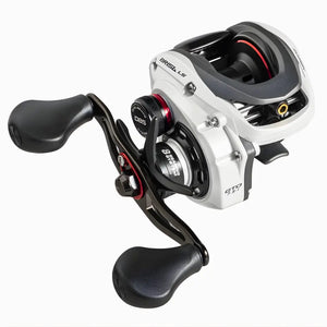 A Carretilha Marine Sports Brisa LS 8000 vista de lado, com seus pegadores emborrachados e sua estrela ponto a ponto no foco