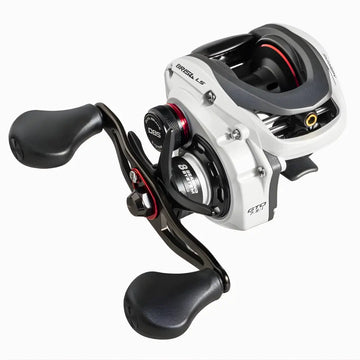 A Carretilha Marine Sports Brisa LS 8000 vista de lado, com seus pegadores emborrachados e sua estrela ponto a ponto no foco