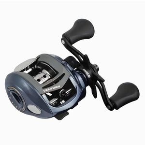 A Carretilha Marine Sports New Ventura VT5 sendo exibida de lado, com destaque para seu carretel e sua manivela e seus pegadores de borracha