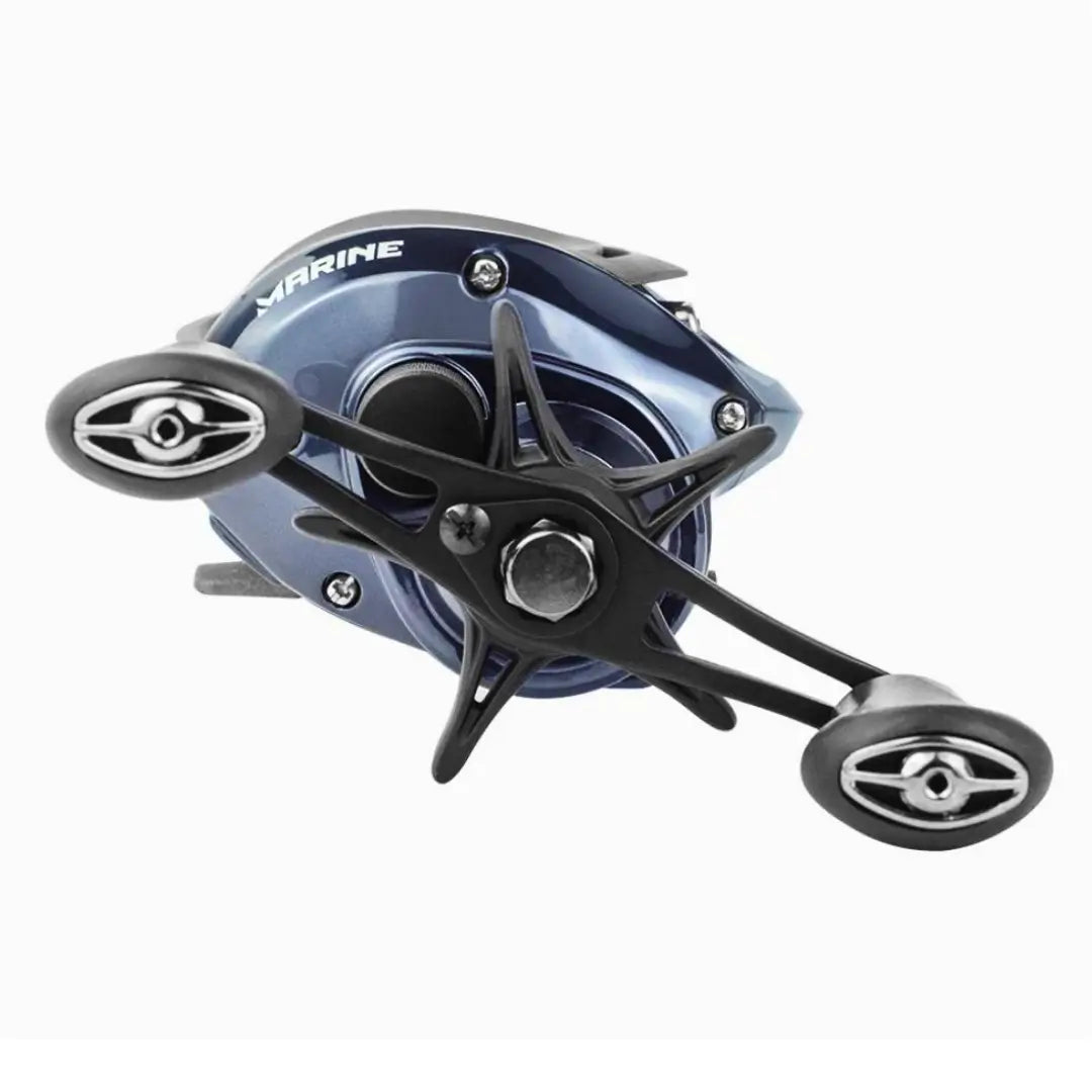 A Carretilha Marine Sports New Ventura VT5 mostrada de lado, com o foco em sua manivela e em seus pegadores emborrachados 