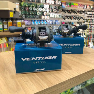 Duas Carretilha Marine Sports New Ventura VT5, uma ao lado da outra, ambas estão em cima da sua caixa com a escrita "Ventura"