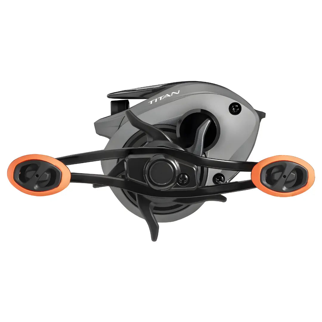 A Carretilha de Pesca Marine Sports Titan Pro 2 vista de lado, com a sua manivela em destaque