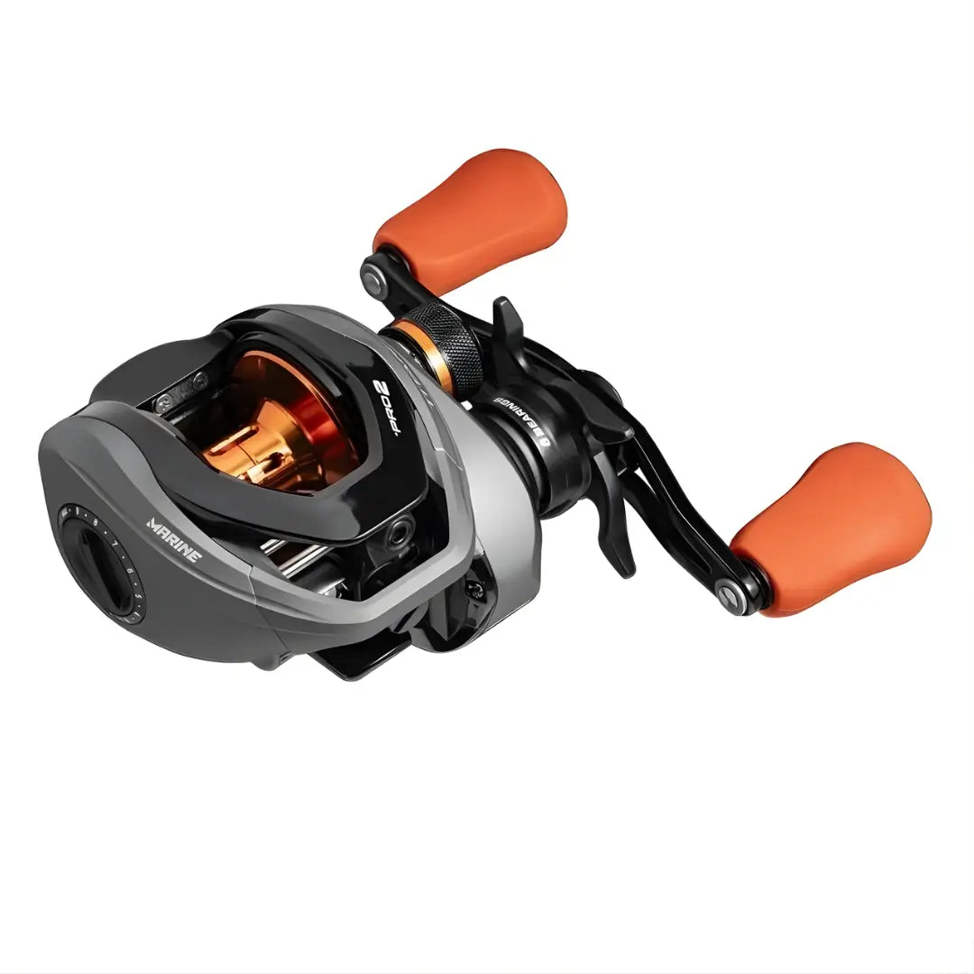 A Carretilha de Pesca Marine Sports Titan Pro 2 vista de cima, com seu carretel e sua manivela em destaque