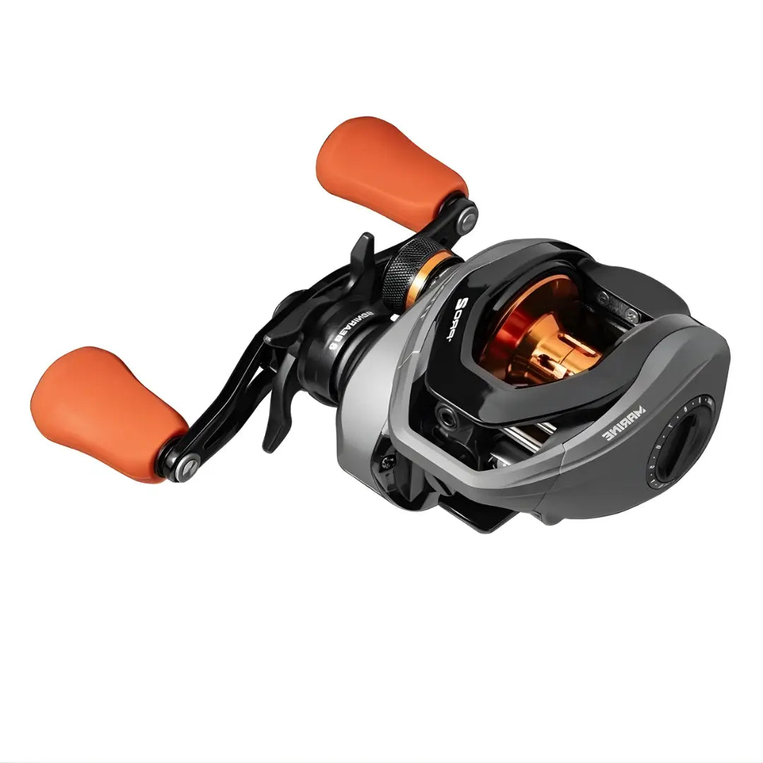 A Carretilha de Pesca Marine Sports Titan Pro 2 8000 mostrada na diagonal, com seu guia de linha cônico e sua manivela em foco