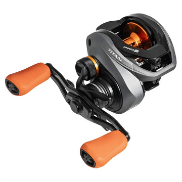 A Carretilha de Pesca Marine Sports Titan Pro 2 vista na diagonal, com sua manivela do lado direito