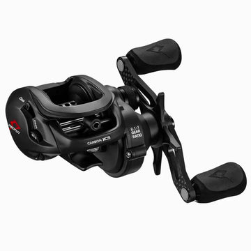 Close na Carretilha de Pesca Piscifun Carbon XCS, com sua manivela na mão esquerda