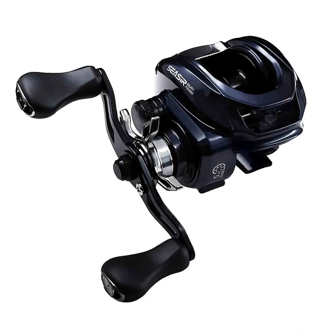 Carretilha Seasir Vortex vista do lado direito com manivela na mão direita