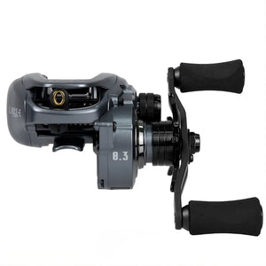 A Carretilha Lince Carbon mostrada de frente e com a sua manivela na mão esquerda