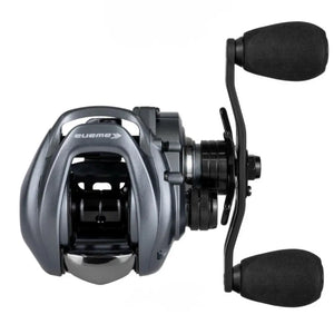 Carretilha Lince Carbon vista de cima, com a sua manivela na mão direita