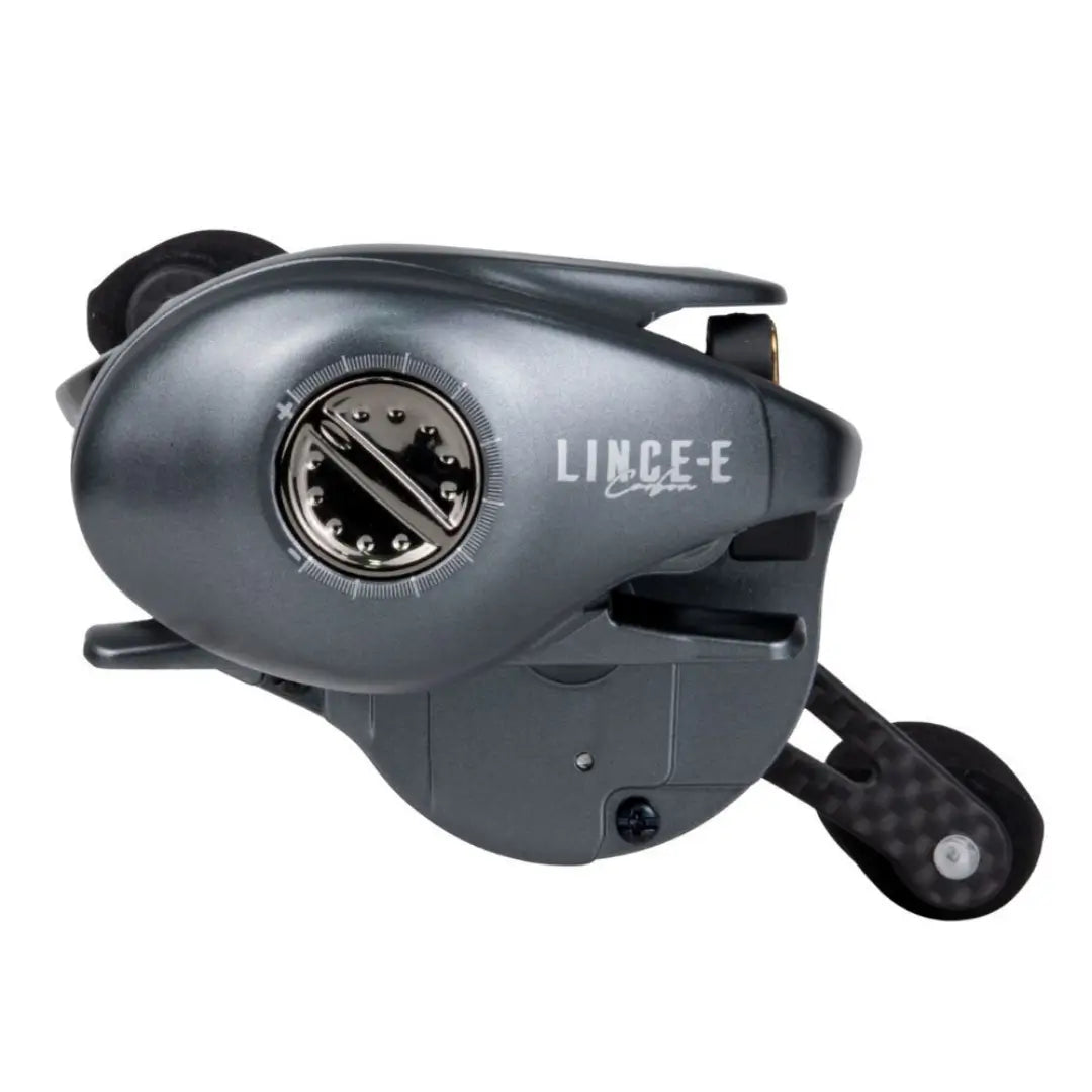 Carretilha Lince Carbon mostrada do lado direito, com seu freio centrífugo em foco