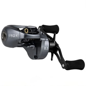 Carretilha Lince Carbon mostrada na diagonal, com a sua manivela na mão esquerda